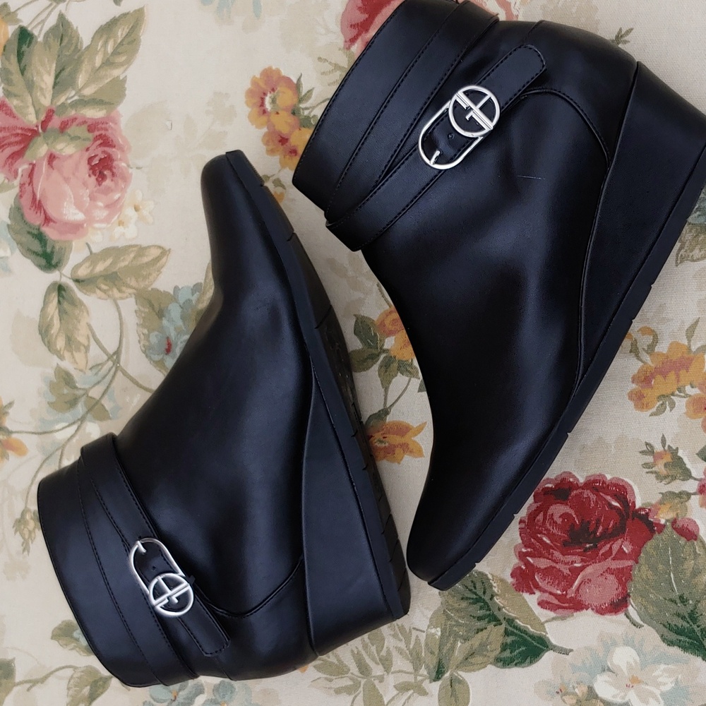 Giani Bernini Cherub Black Buckle Ankle Wedge Booties in Women's size 9